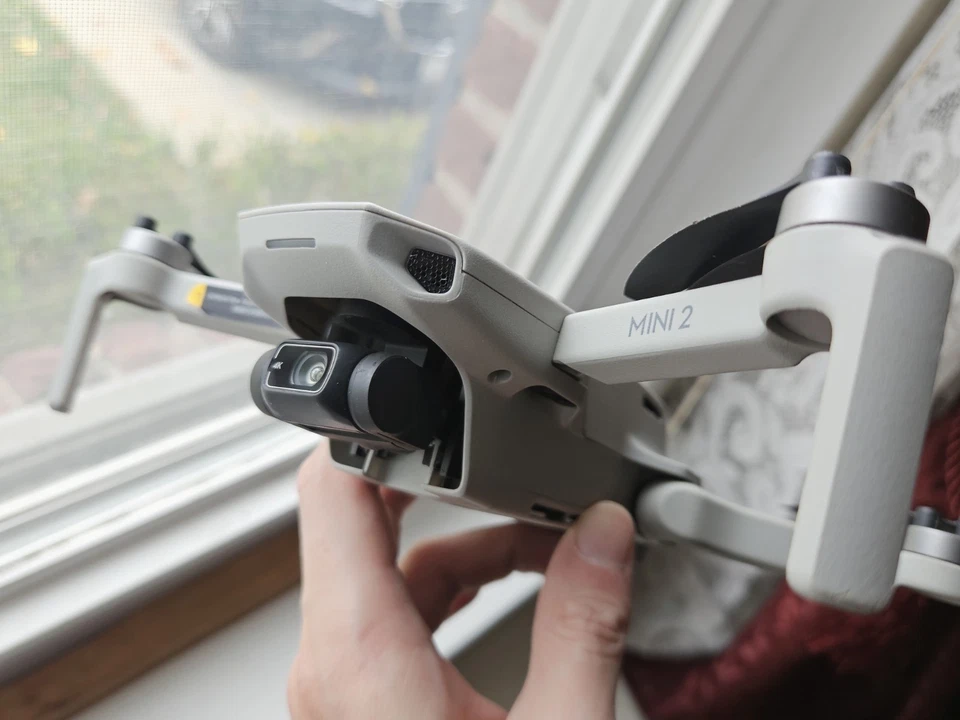 Drone DJI Mavic Mini 2 4K Gris - Paquete Foto 3 de 4