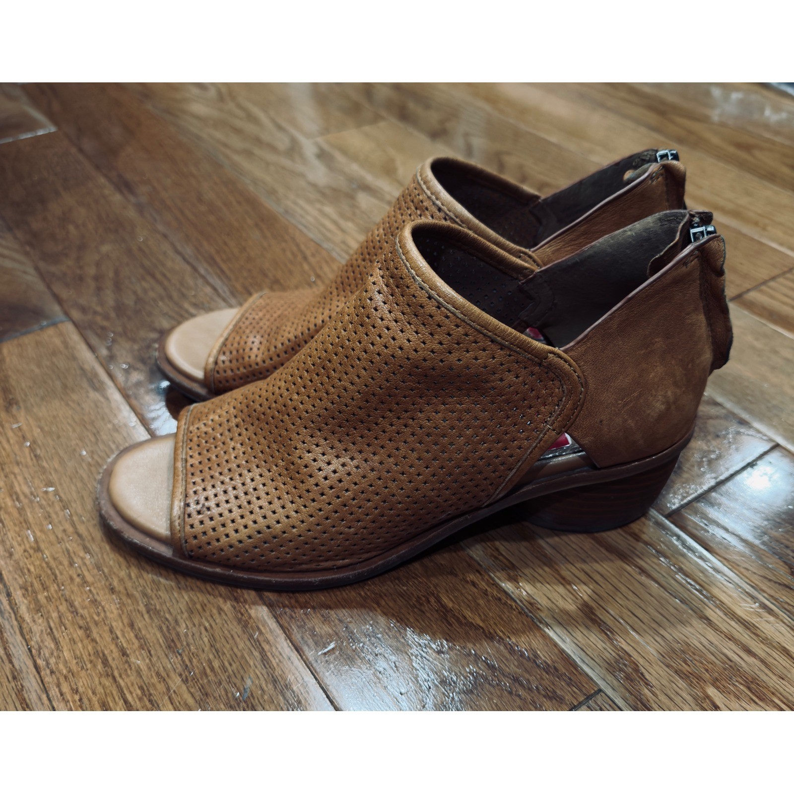 Sofft Women Tan Brown Perforated Leather Peep Toe Heeled Booties 8M Sandals