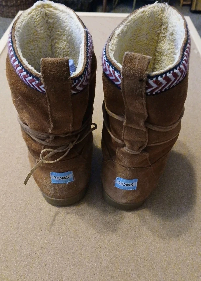 Bota de gamuza de arena Toms Nepal suave forro de piel de oveja sintética talla 8 ribete azteca Foto 3 de 4