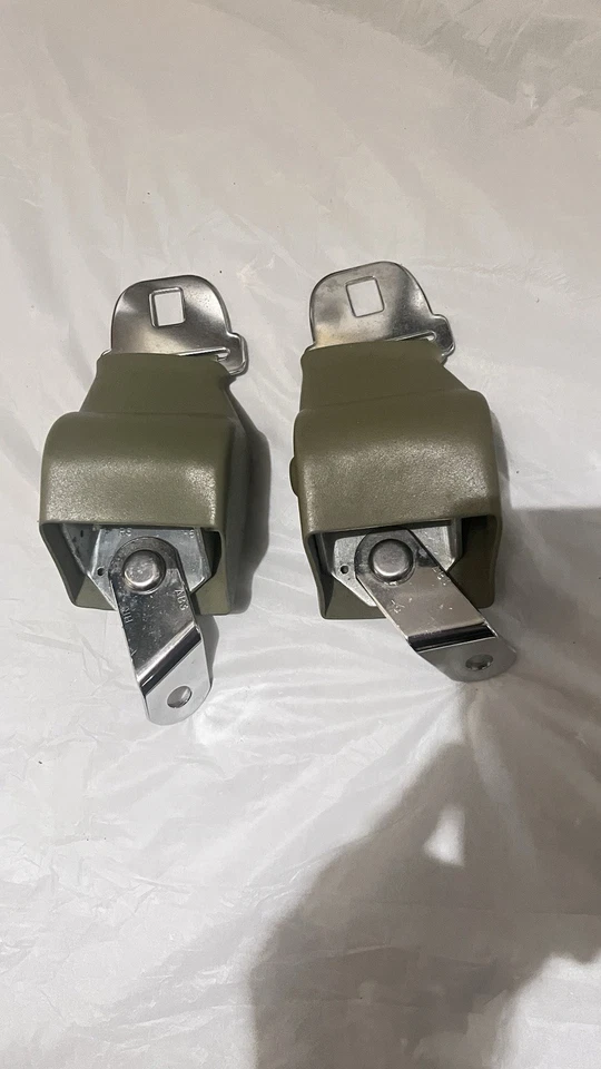 Juego de 2 retractores de cinturón de seguridad Ford Fairlane Comet Cyclone 1965-1967 NOS Foto 2 de 3