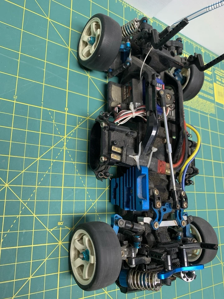 Tamiya M05 M-05 S-Spec Chassis w/ VW Body + Skektrum Remote + Battery + Charger - Image 3 of 4