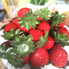 24 x Deko Erdbeeren Fr&uuml;chte Sortiert Attrappen Dekoration Kunstobst Dekofr&uuml;chte