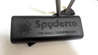 Afilador triángulo Spyderco usado con piedras medianas y finas