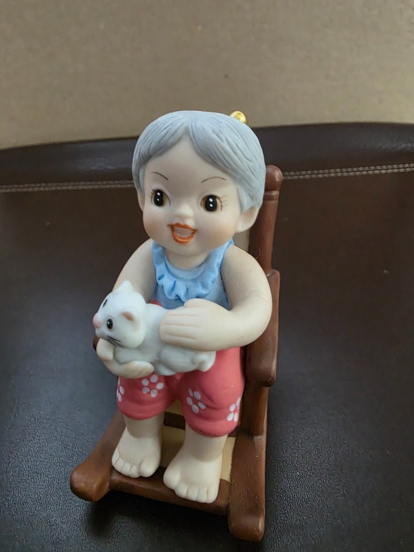 *Genuine* "GRANDMA with KITTY (purring)" Signed: SIRIN/ Porcelain / HUMMEL -Like
