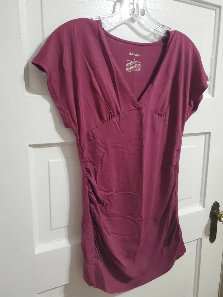 Camisa XHILARATION para mujer - M - púrpura - manga corta - cuello en V - calce ajustado - usada en excelente estado Foto 3 de 4