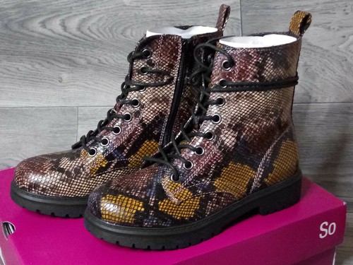 Botas de combate con estampado de serpiente sintética nuevas en caja para mujer talla 7 nuevas Bowfin marca SO multicolor - Imagen 7 de 12