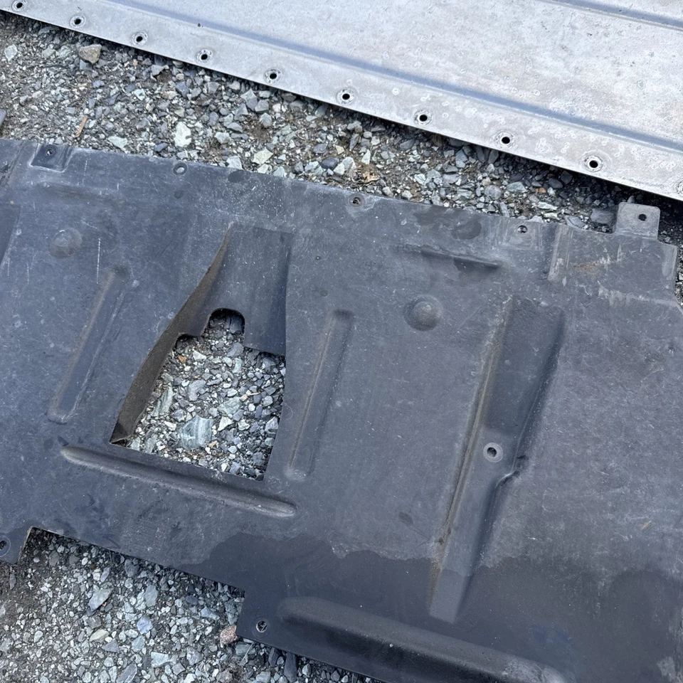 Cubierta inferior de la carrocería embellecedor placa de deslizamiento panel cubierta protectora del motor Audi R8 42 2008-2015 Foto 4 de 4