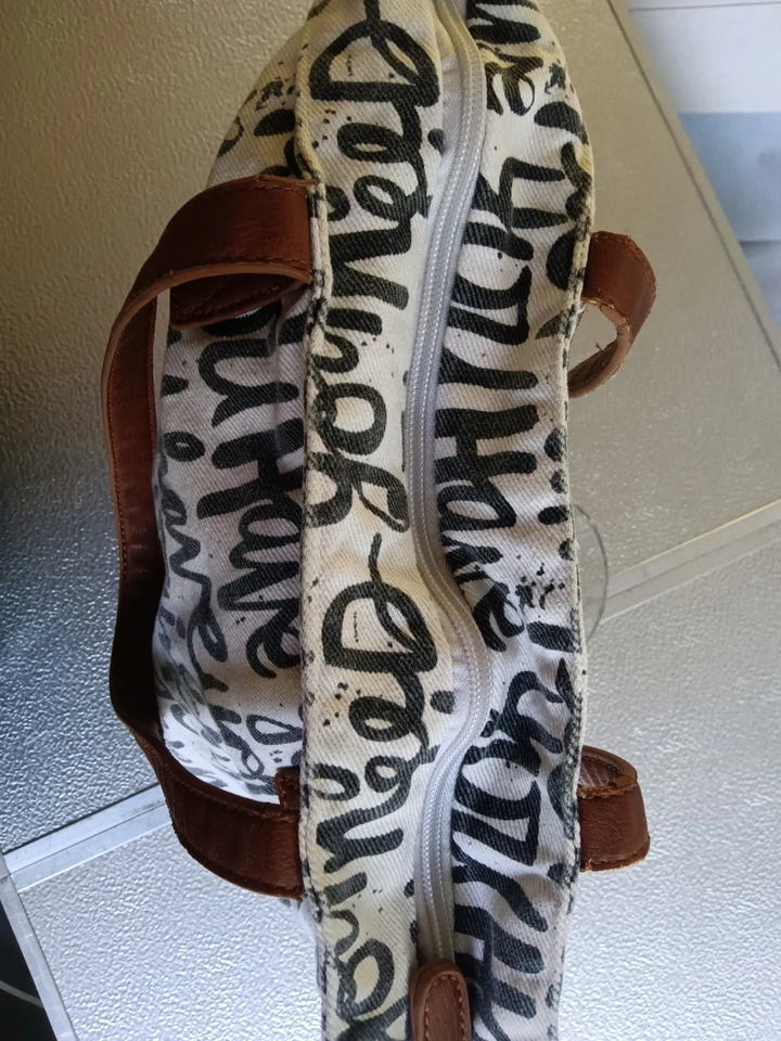 Bolso de Mano Love What You Do Blanco y Negro con Corazón Amarillo Llámalo Primavera Foto 4 de 4