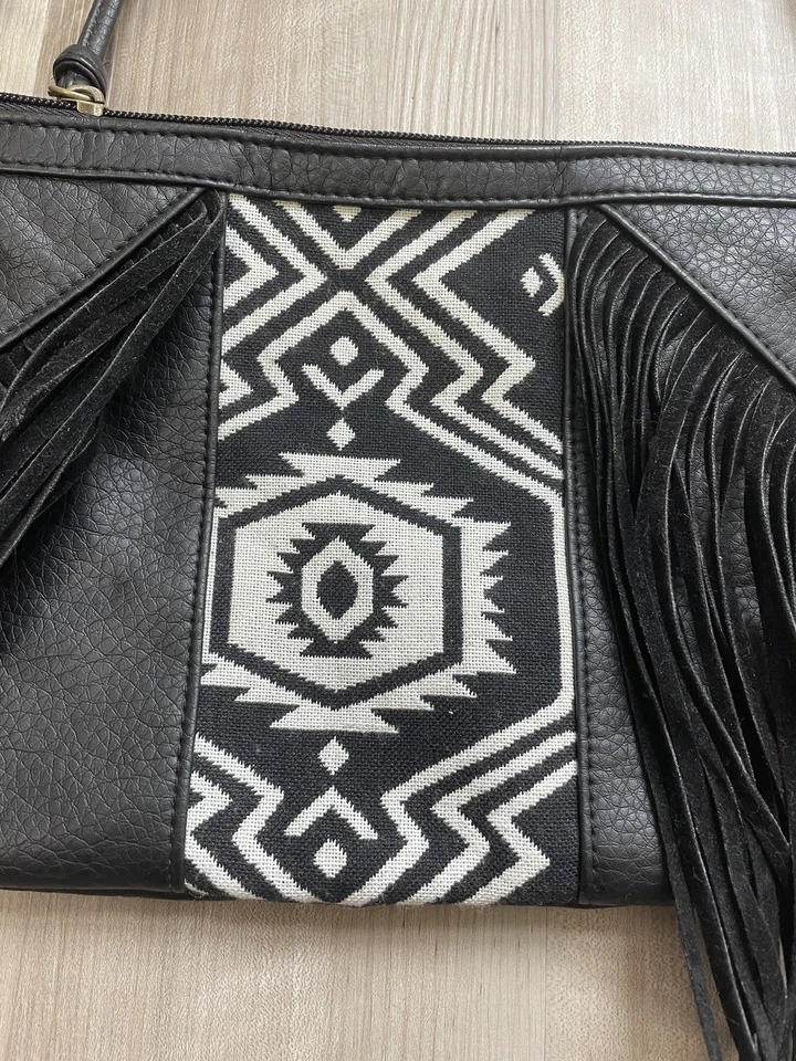 NUEVA Camiseta y Jeans Cartera Suave Imitación Cuero Bolso de Mano Bolso Boho Negro Azteca Flecos Foto 3 de 4