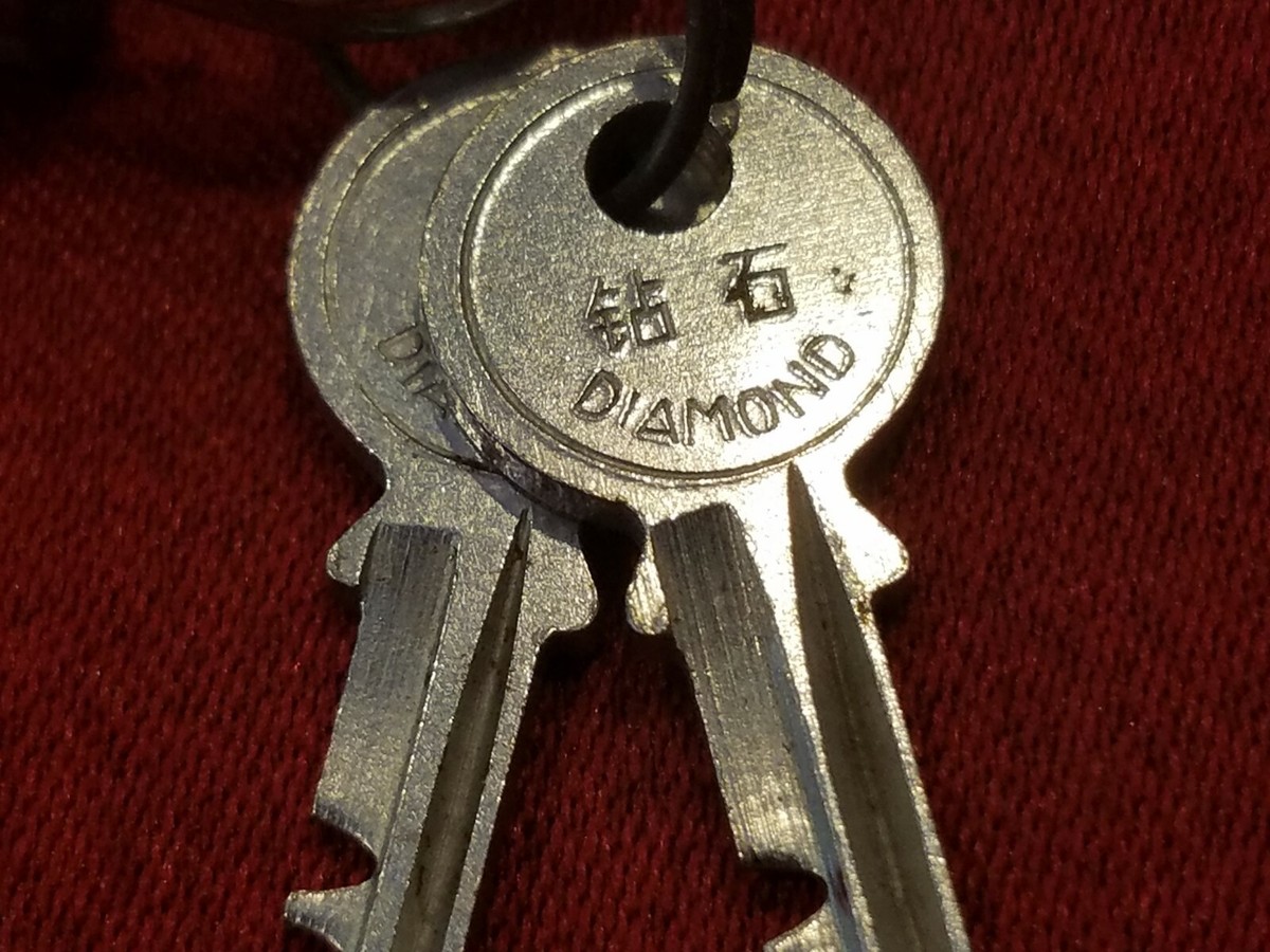 廃盤品 WEIRDO PADLOCK KEYトップ 真鍮製 s-l400.jpg