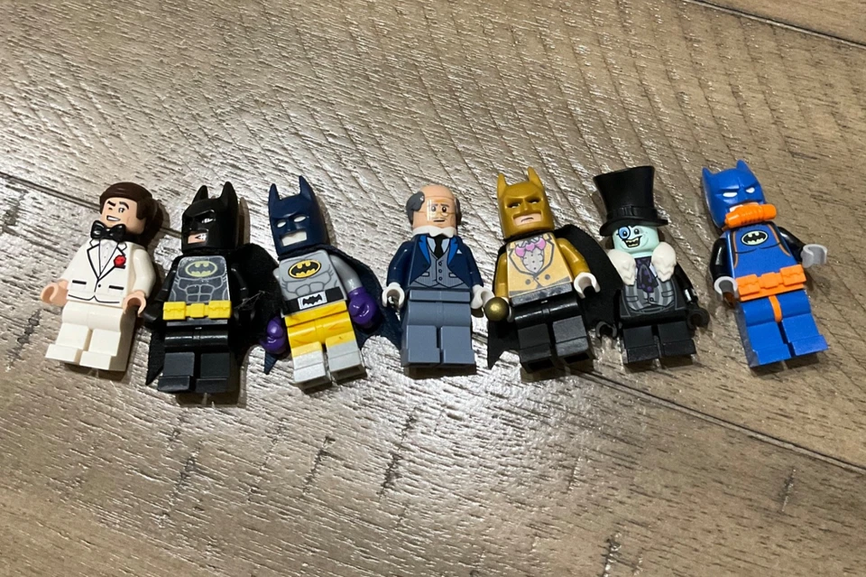 LEGO the LEGO Batman Movie: Batcave Break-In (70909)NOT COMPLETE HAS ALL FIGURES - Image 2 of 4