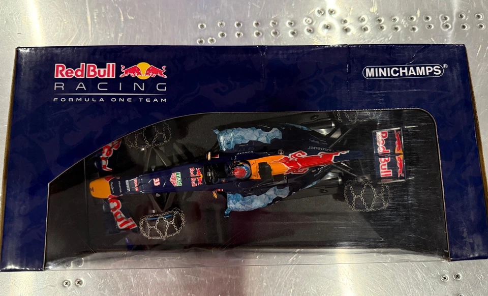 MINICHAMPS 1:18 RED BULL RB7 MAX VERSTAPPEN Snow Demonstration RUN 2016 Rare LTD - Image 2 of 4