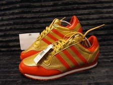 Adidas Galaxy OG Sneaker in der Farbgebung Gold Metallic und Rot.