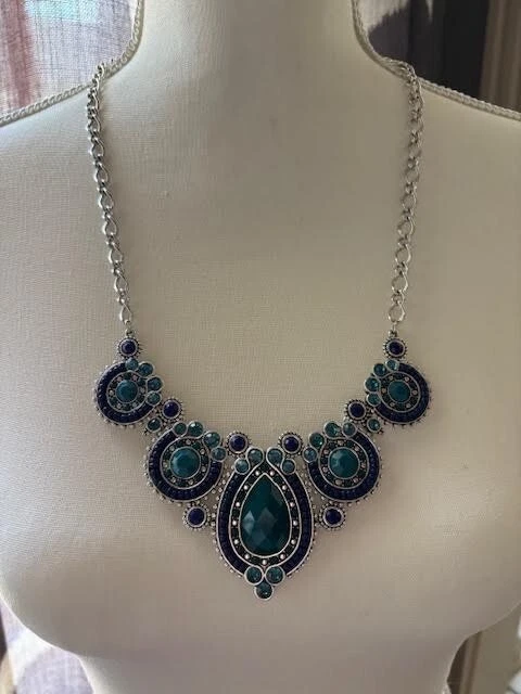 Collar Corona Premier Designs Victoria 26" Azul/Verde - Nuevo sin Etiquetas Foto 2 de 4