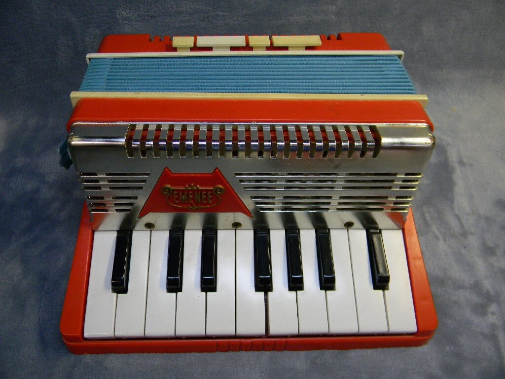 VINTAGE 1950'S EMENEE GOLDEN PIANO ACCORDION TOY INSTRUMENT W