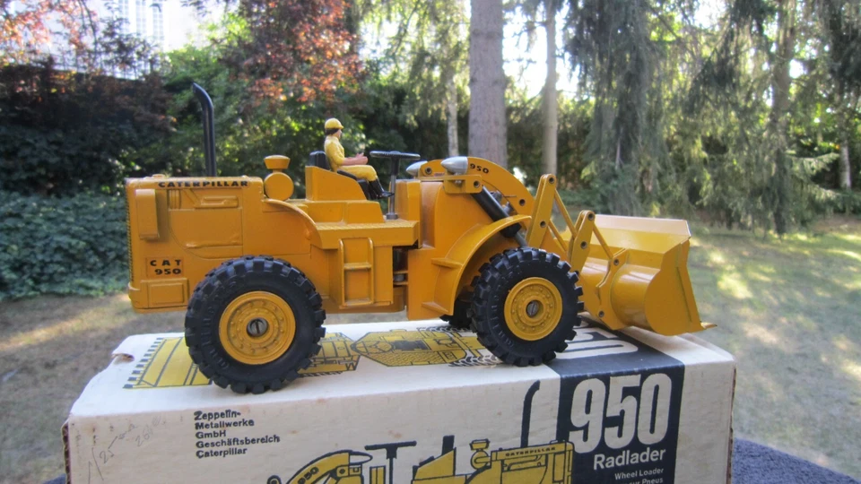 Conrad Strenco Caterpillar 950 Loader S/Tires 1/25 Mint Box! - Image 3 of 4