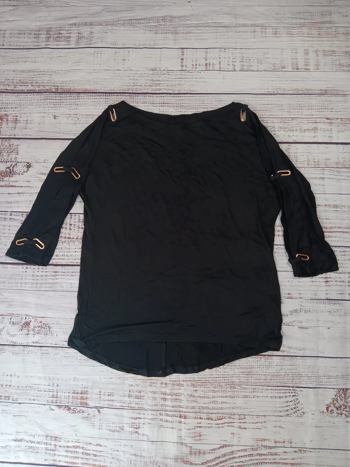 Женский маленький миниатюрный черный пуловер с заклепками на рукавах с вырезом лодочка  - Изображение 2 из 4