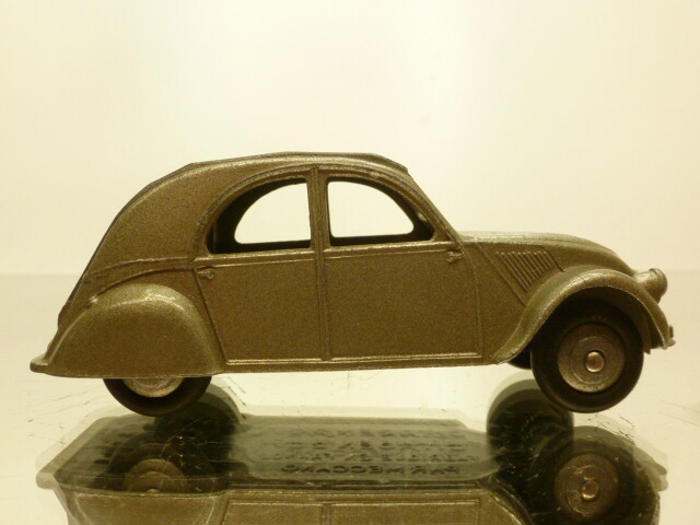 vrai DINKY toys 24T - CITROEN 2 CV gris métallisé 1 FEU