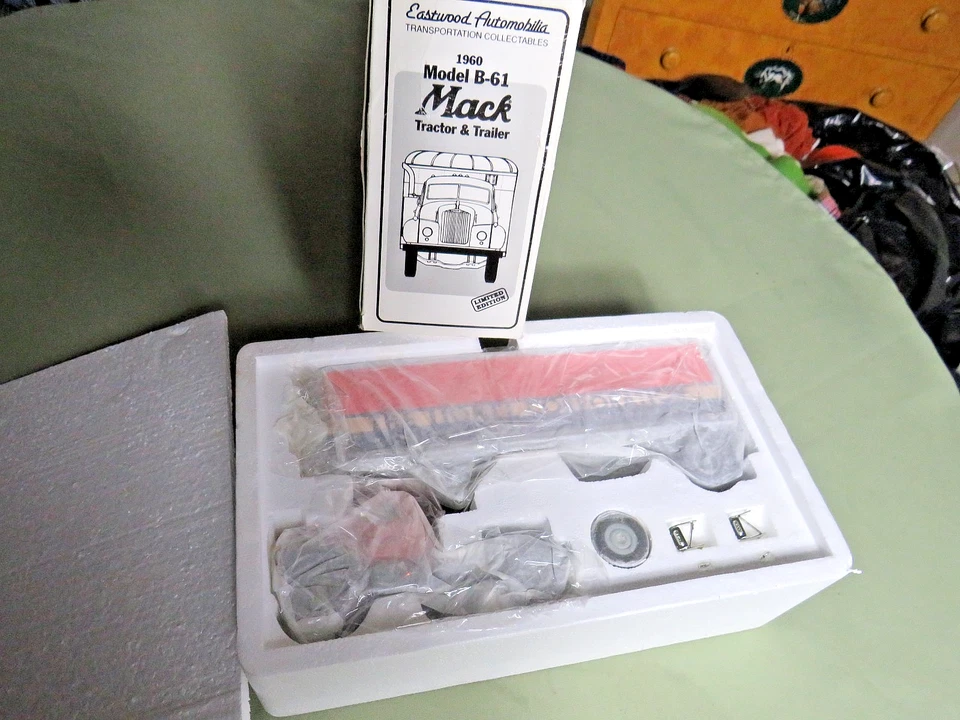 EASTWOOD PRIMERA MARCHA #19-0116 LIONEL MACK 1960 MODELO B-61 TRACTOR & TRALER 1/34 Foto 3 de 4
