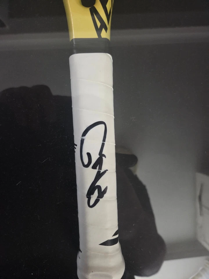 Raqueta de Tenis Babolat Oficial Firmada y Enmarcada Rafael Nadal con Certificado de Autenticidad y Foto Foto 2 de 4