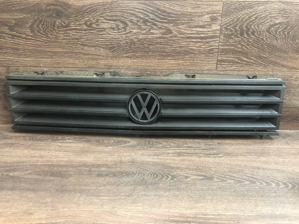 Volkswagen Fox: 1987, 1988, 1989, 1990, черная решетка с эмблемой - Изображение 2 из 4