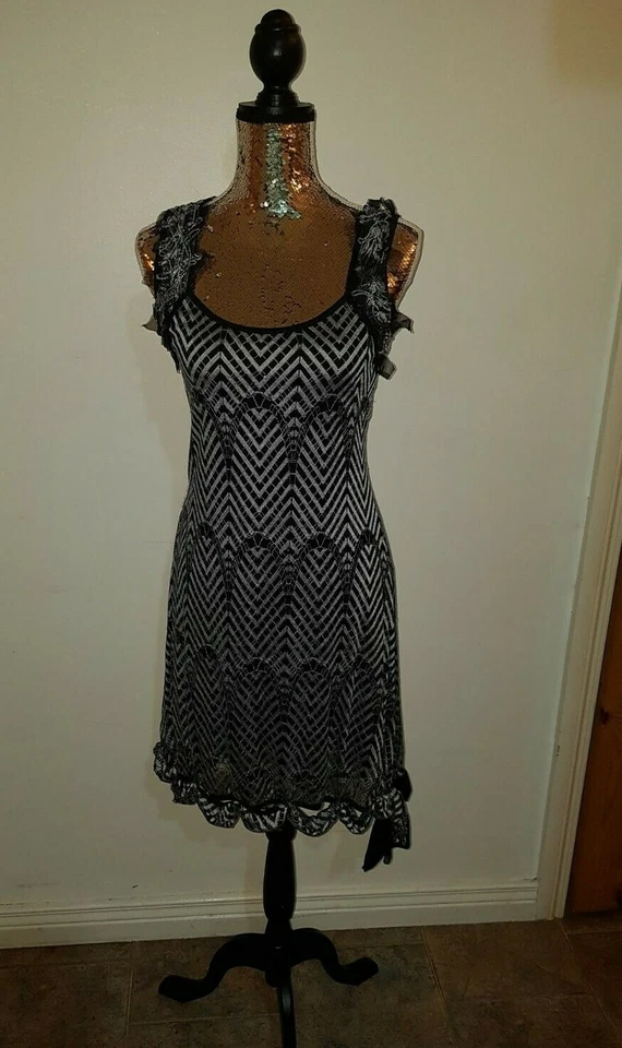 Hermoso Vestido Negro Gris Patrón con Correas Detalladas y Dobladillo. Boda 12/14 Foto 2 de 4