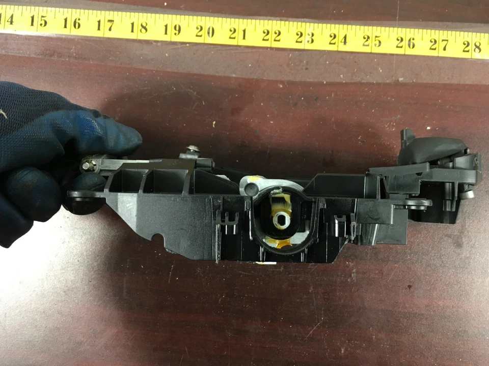 Soporte de manija de puerta exterior lado conductor trasero BMW 528I XDrive 2011-2016 OEM. Foto 4 de 4