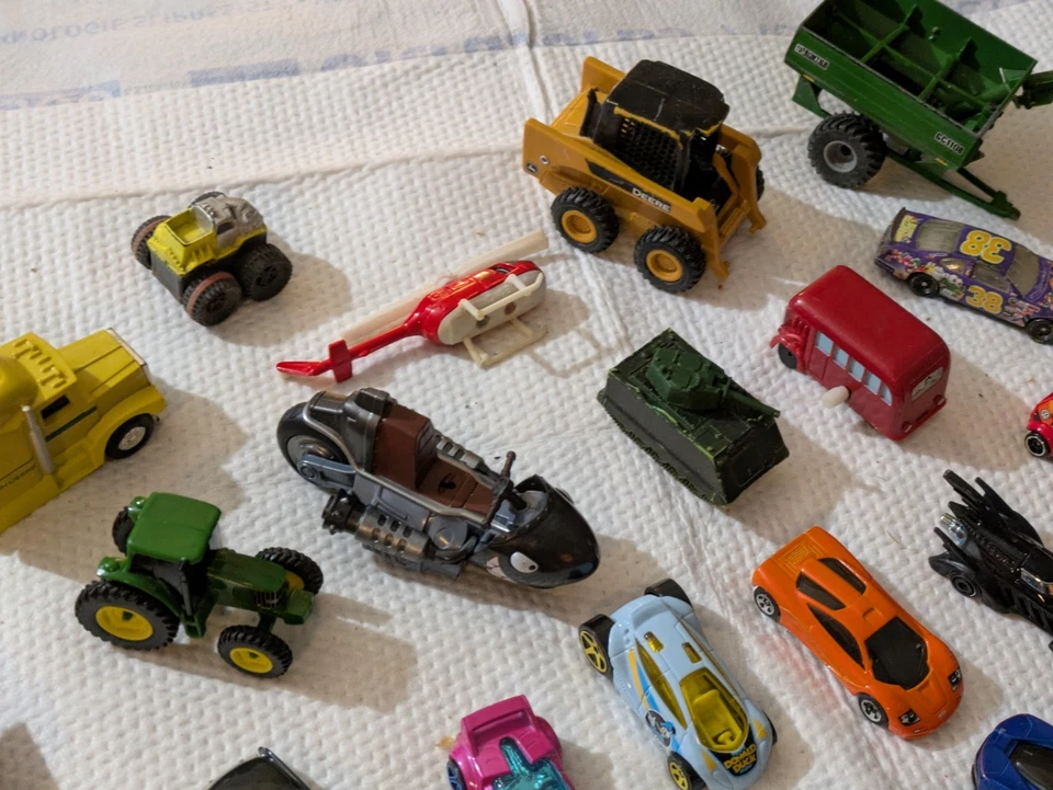 Lot of Vintage 1970s–2000s Hot Wheels Matchbox Ertl Mixed Diecast Vehicle - Image 4 of 4