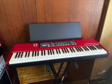 Pianoforte digitale e sintetizzatore Nord Piano 2 HP a 73 tasti con custodia