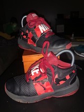 NIKE TEAM HUSTLE D8 881942-004 Size 3.5 Youth Black Univers Red Basketball Shoes