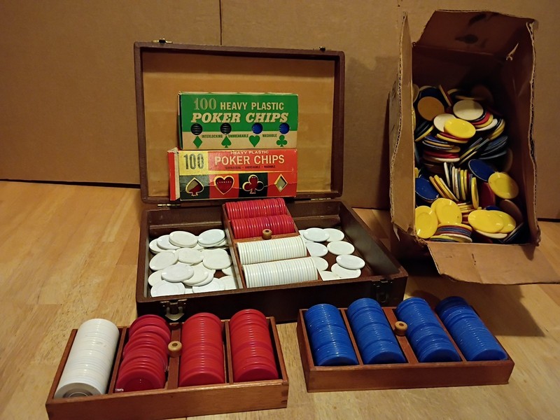 VINTAGE POKER CHIPS LOT OF HUNDREDS