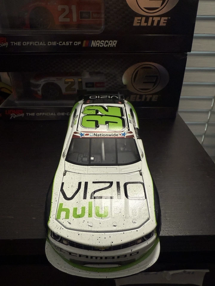 Coche nacional Kyle Larson 2013 personalizado Vizio/Hulu 1:24 Foto 2 de 3