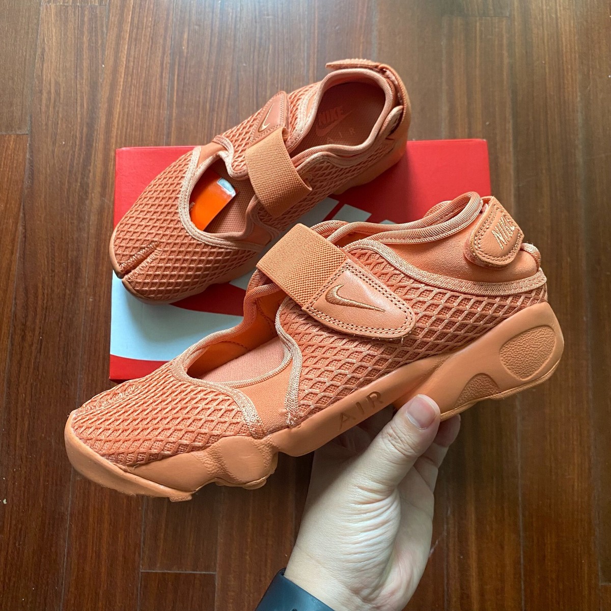 スニーカー Nike Air Rift Breathe Women's Shoes Nike Air Rift Breathe Healing Orange Womens Sneakers Mary