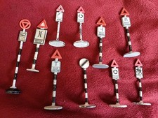DINKY MECCANO GILCO VINTAGE ROAD SIGNS PAINTED METAL QTY OF  10 UNBOX TOYS 60'S