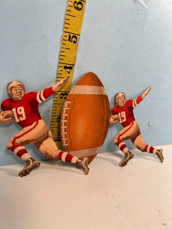 Camiseta y fútbol vintage de cartón con recortes de jugador de fútbol rojo Foto 3 de 4