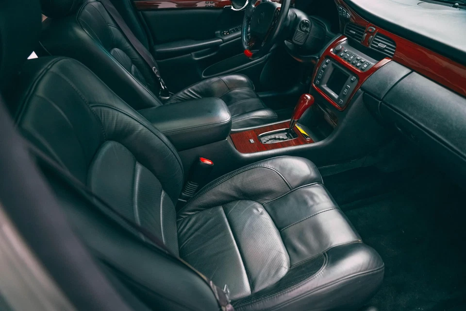 Fundas de asiento negras perforadas de repuesto de cuero para Cadillac DeVille 2000-2005 Foto 4 de 4