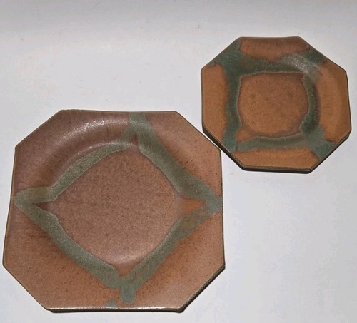 Juego de 2 platos (cena y ensalada) de gres firmados octágono arte cerámica de estudio de colección - Imagen 4 de 14