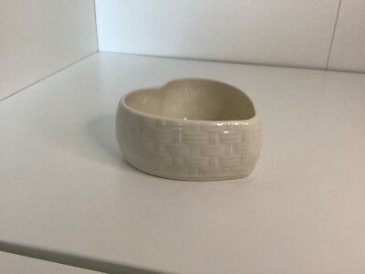 Belleek Porzellan Korbrelief in Herzform. Schmuckkästchen. Ohne Deckel. Valentine.