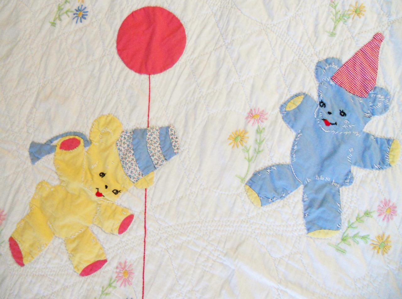 PONY Dolce Vintage Tutto Fatto a Mano BABY QUILT Applique Ricamo ORSETTI in CAPPELLI FESTA