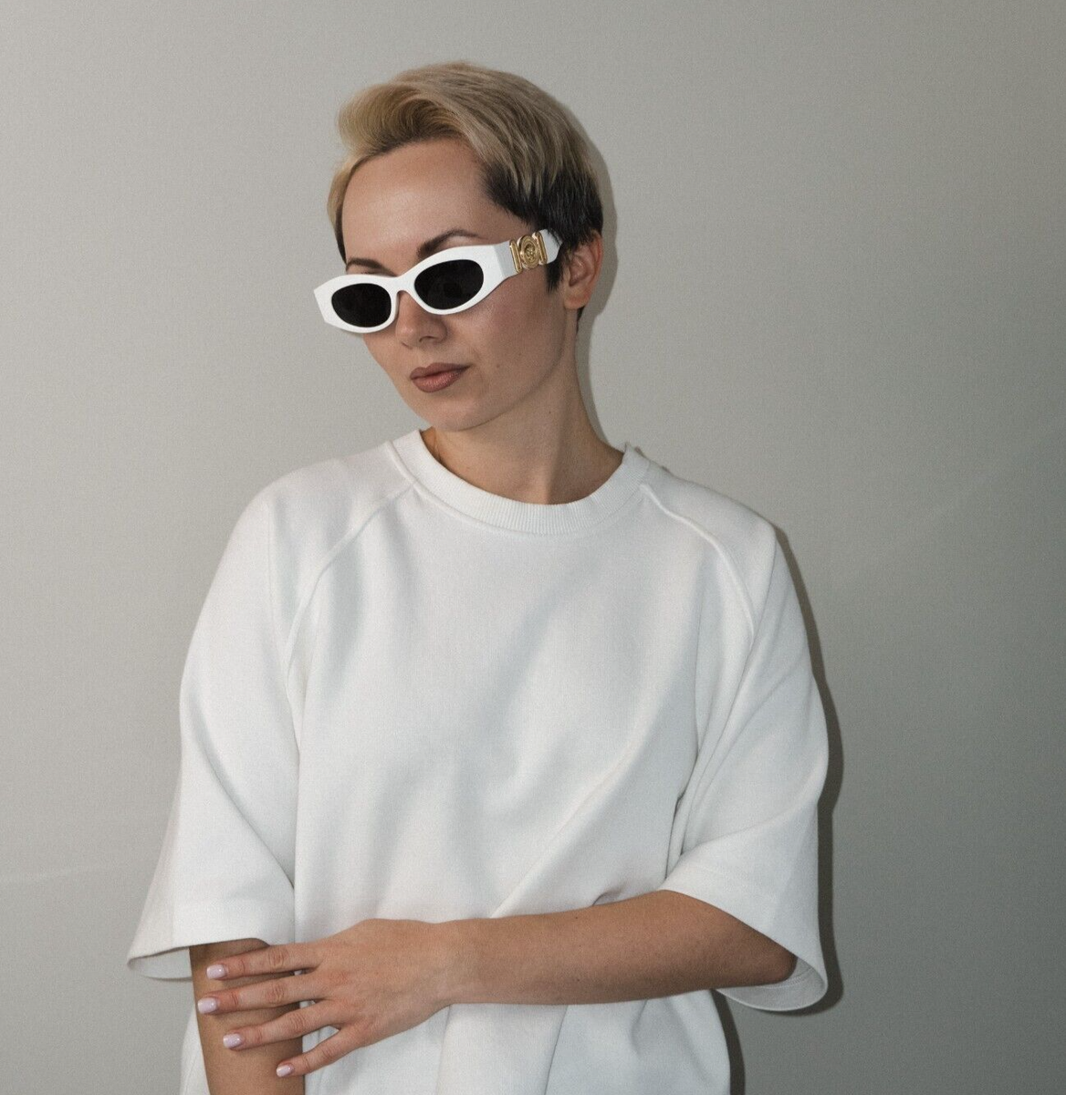 NEW Versace VE4480U 314/87 White Dark Grey Oval Unisex Sunglasses Versace VE4480U 314/87 White Sunglasses for Woman - LookerOnline main image 4