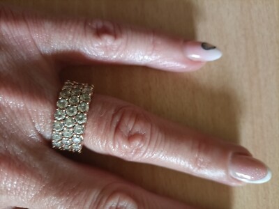 Raffinierter Ring mit glänzenden Strasssteinen