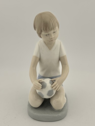 Lladro Nao Porzellan Junge mit Fußball Figur