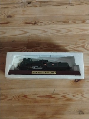 Atlas Editions PLM Big C 4-4-0 Klasse Druckguss-Dampflok auf Holzsockel - 9 Zoll