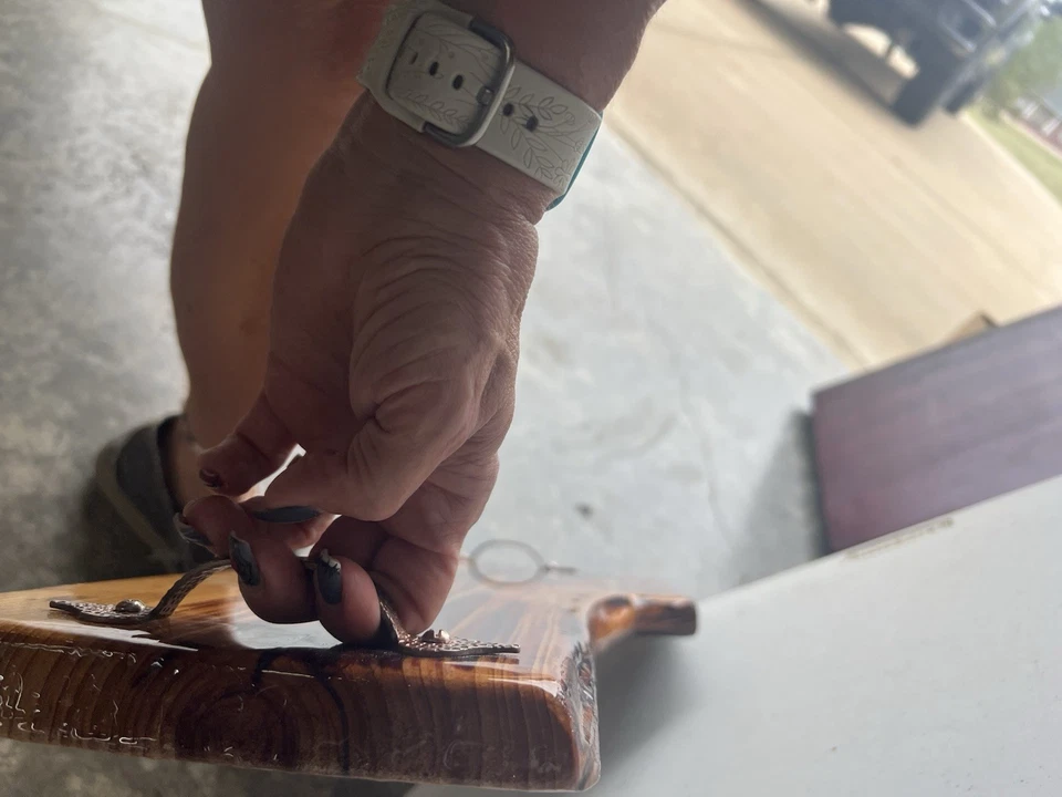 Tabla de comida/charcutería Pecky Cypress Foto 4 de 4