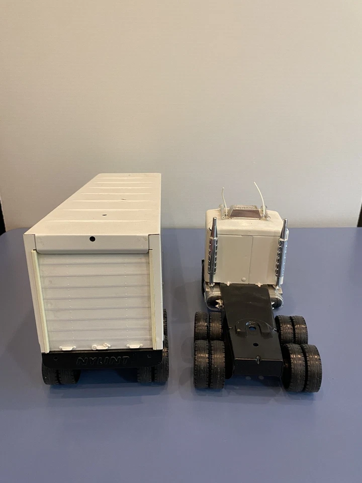 Camión de juguete NYLINT BRIGGS & STRATTON GMC 18 ruedas 21" L acero prensado Foto 3 de 4