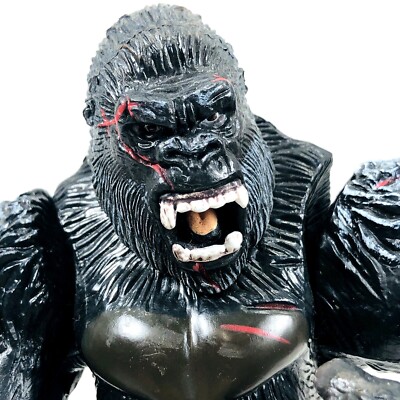 King Kong Universal Studios 2005 Playmates Toys Chest Thumping