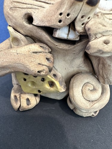 Ratón de cerámica Hindt Art con queso grandes ojos tristes 6”T de colección - Imagen 3 de 7