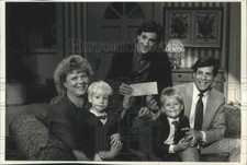 1990 Press Photo Americas Funniest Home Videos finalist Joey Morgan and family