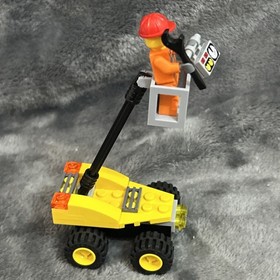Lego City 30229 Repair Lift - Preowned, 100% Complete, with Instructions.