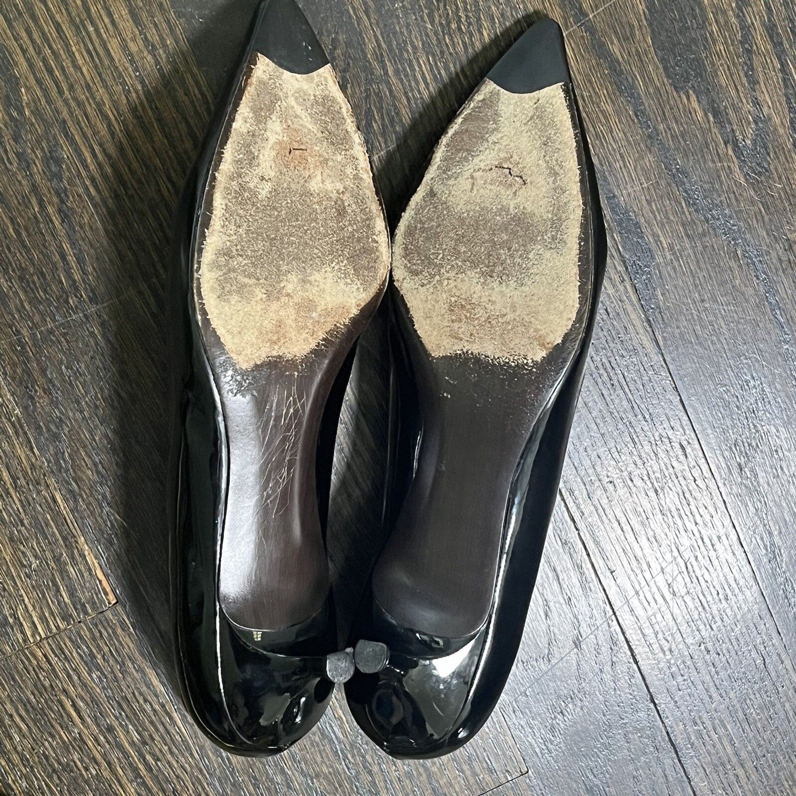 Stuart Weitzman Pumps 8 Narrow Pointed Toe Kitten Heel Black Patent Leather